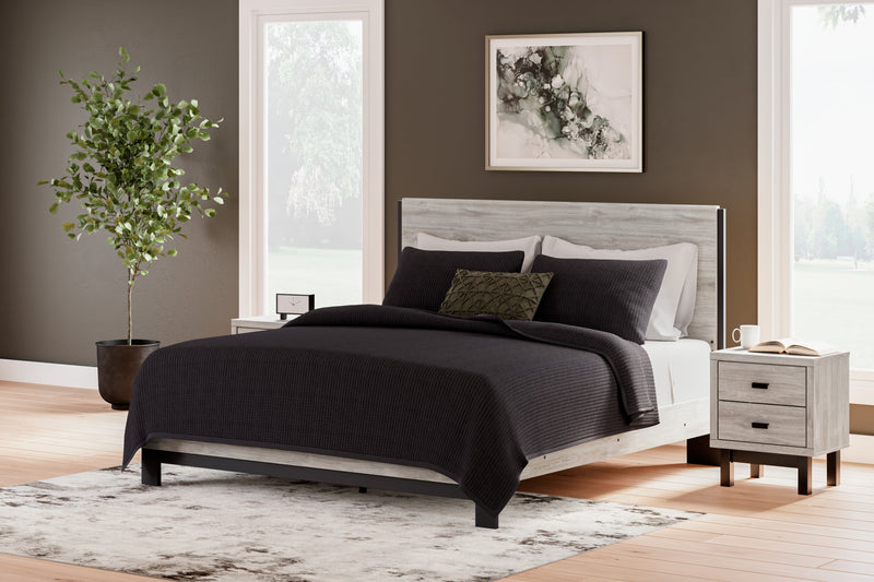 Vessalli Queen Panel Bed (Bed Size: King)